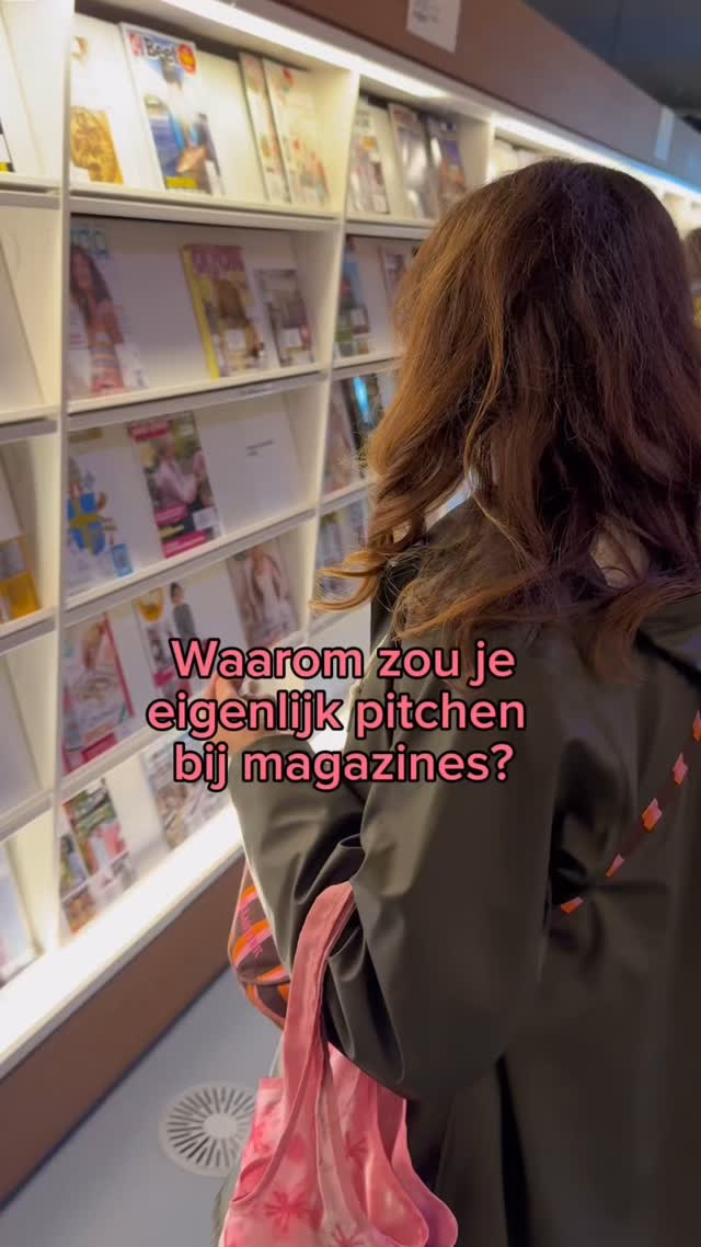 Schrijven voor tijdschriften is natuurlijk supercool enzo, maar er zijn nog meer redenen waarom je het zou willen:

1.⁠ ⁠Langere verhalen maken, echt een onderwerp induiken of een persoonlijk interview met iemand doen; dat is natuurlijk het allerleukst. En geeft ook veel voldoening 

Daarnaast kunnen dit soort artikelen kunnen echt niet zomaar worden overgenomen door ChatGPT

2.⁠ ⁠Je kunt zelf je tijd indelen. Werken waar en wanneer jij wil. Meer vrijheid dus 

3.⁠ ⁠Het verdient beter dan andere journalistieke klussen. Zeker als je leert slimmer te werken

4.⁠ ⁠Als je je eigen ideeën pitcht, schrijf je natuurlijk over onderwerpen die je zelf leuk en belangrijk vindt

5. Bureaudiensten (oftewel vaste klussen bij redacties waarbij je per dag of per shift betaald wordt) verdwijnen door de wet DBA. Daardoor heb je ander soort klussen nodig, als je tenminste wil blijven freelancen

Pitchen is dé manier om binnen te komen bij een redactie (of je nou wel of geen netwerk hebt, je ontkomt er niet aan). En ook als je al voor een blad hebt geschreven zul je met ideeën moeten blijven komen

Als freelance journalist is het dus noodzakelijk dat je hier goed in bent

Daarom geef ik een gratis masterclass: ‘6x hoe je meer ja’s krijgt op je pitchen naar magazines’

🏁 Wanneer: woensdag 30 april om 9.30 uur
🕙 Duur: zo’n anderhalf uur
🙋🏽‍♀️ Er is genoeg tijd om al je vragen te stellen
🍓 Hoe je erbij kunt zijn? Reageer met ‘pitch’ en ik DM je hoe…