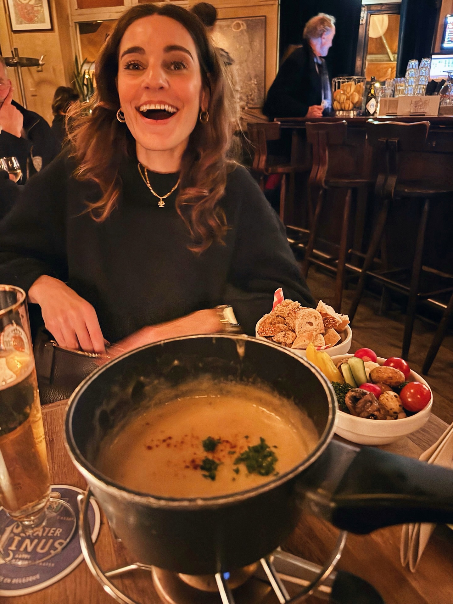 15 dingen die je alleen over mij weet als je me goed kent. 

Omdat ik hier normaal bijna alleen werkdingen deel, dacht ik, laat ik eens wat persoonlijks vertellen 💁🏽‍♀️

Ik…

1. heb liever een kaasplank dan een toetje 🧀
2. eet geen vlees 
3. heb ooit mn rijbewijs gehaald en daarna praktisch nooit meer gereden (inmiddels is m’n rijbewijs dan ook alweer 6 jaar verlopen 🤣)
4. heb een hekel aan fietsen, maar gezien het vorige punt is dit wel m’n meest gebruikte vervoersmiddel 
5. ben echt een avondmens 
6. luister graag r&b, maar als ik werk eigenlijk altijd naar jazzmuziek, waardoor mijn Spotify leeftijd 89 was
7. ben enig kind, en groeide alleen op met mijn moeder 
8. kan niet (hoofd)rekenen 
9. vind het het allerergste als mensen worden buitengesloten 
10. heb van nature ‘beach haar’ (soort rare mix van slag en krullen), maar ik krul het liever met een krultang 🤷🏽‍♀️
11. schreef als kind altijd verhaaltjes en droomde er toen al van om voor tijdschriften te schrijven 
12. vind vrijheid het allerbelangrijkst, maar weet soms niet precies wat ik met die vrijheid moet
13. mijn slechte eigenschap is dat ik altijd nét te laat ben 
14. koop bijna nooit nieuwe kleren want dat vind ik stom om geld aan uit te geven (wat ik wel makkelijk doe aan: boeken, vakanties, etentjes en cursussen) 
15. verf mijn haar al zo’n 10 jaar, want ik ben dus hartstikke grijs… 👵🏼

Vertel me vooral iets over jou wat mensen niet verwachten 👇