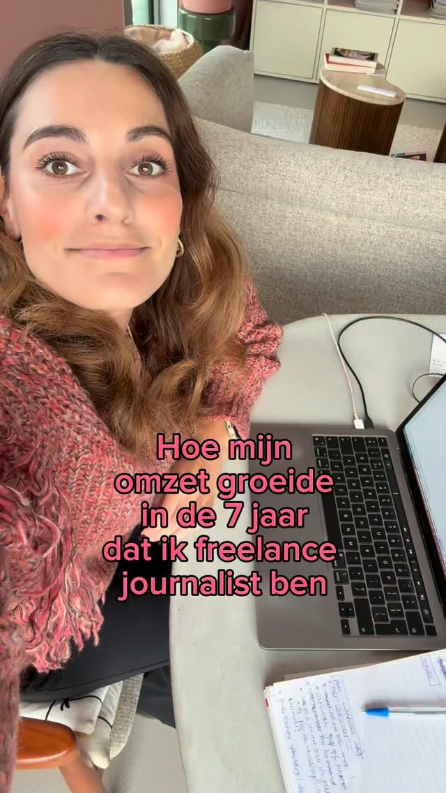 We moeten stoppen met zeggen dat er geen droog brood te verdienen valt in de journalistiek

Ten eerste: dit soort verhalen werken zo demotiverend. Ik spreek vaak mensen die hun droom niet achterna durven te gaan, omdat ze denken dat ze er nooit van rond kunnen komen. Dit vind ik echt zo zonde 💔

Ten tweede: door met z’n allen te zeggen dat het ‘nou eenmaal slecht betaalt’, gaan freelance journalisten sneller akkoord met tarieven die te laag zijn. Ze denken dat er niet meer inzit, terwijl er soms best te onderhandelen valt. En anders zijn er altijd nog opdrachtgevers die wél goed betalen (ik heb ze! 🙏🏼)

Ten derde: het is gewoon niet waar

Ik ontken niet dat sommige media schandalige tarieven hanteren, maar dat is echt niet overal zo. Bovendien kun je, door je te ontwikkelen in het freelance-deel van je werk (je ondernemersskills dus) en door slimmer te leren werken, echt goed verdienen als freelance journalist

Tenminste, wat is goed hè? Ik ben in ieder geval al jaren heel tevreden met wat ik verdien (ja, eigenlijk ook al in 2019)