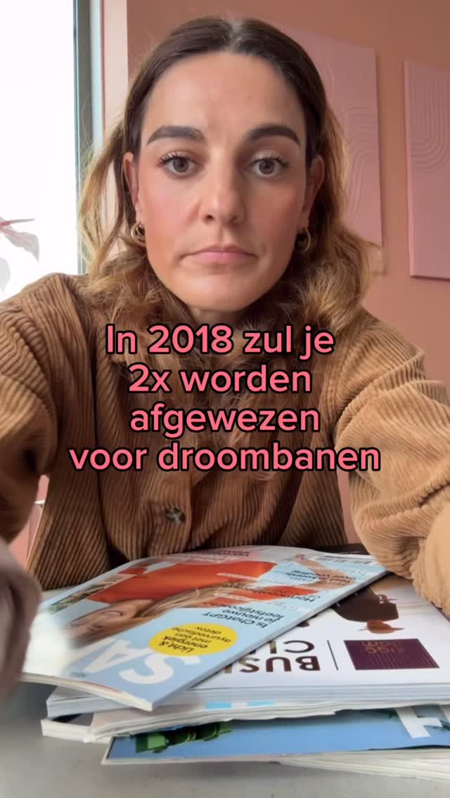 Toen ik laatst een gelukskoekje opende, was de tekst: “Alles komt goed, alleen niet altijd zoals je denkt”

Nou, zo was het precies eind 2018, begin 2019. Ik was bij twee droombanen tot de laatste ronde overgebleven en werd het allebei de keren niet 

Ik zag het helemaal niet zitten om te freelancen. Weinig werk, lage tarieven, elke maand leuren met jezelf. 

Wat had ik het mis! 

Nog steeds zo blij dat ik die keuze toen heb gemaakt. En dat ik inmiddels anderen mag helpen om hun freelance praktijk als journalist ook tot een succes te maken 🙏🏽☺️