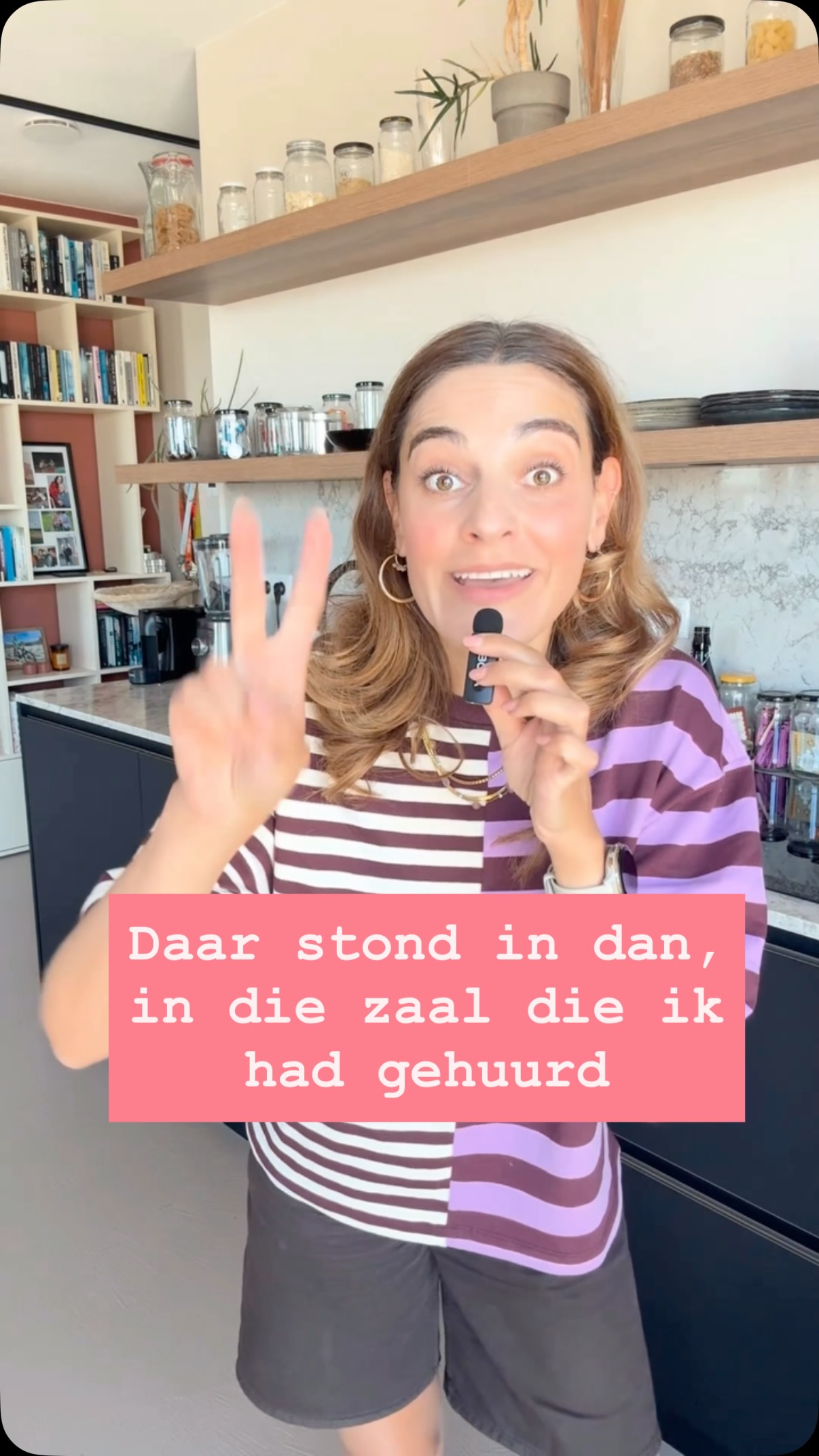 Ik had 10 deelnemers uitgenodigd, een ruimte gehuurd en… daar stond ik dan 😅

Ik voelde me echt superlullig tegenover die 2 mensen die wel kwamen opdagen. Want zij kwamen vooral om anderen te ontmoeten 

Daarna dacht ik: ik blijf gewoon lekker online werken

Maar soms kan iets live organiseren ook wel echt iets toevoegen, zoals laatst toen ik een zomerborrel organiseerde voor álle oud deelnemers van de Pitchclub ooit. Gelukkig was de opkomst nu hoger 🙃

Vinden jullie live events een meerwaarde? Of net zo goed alles online?