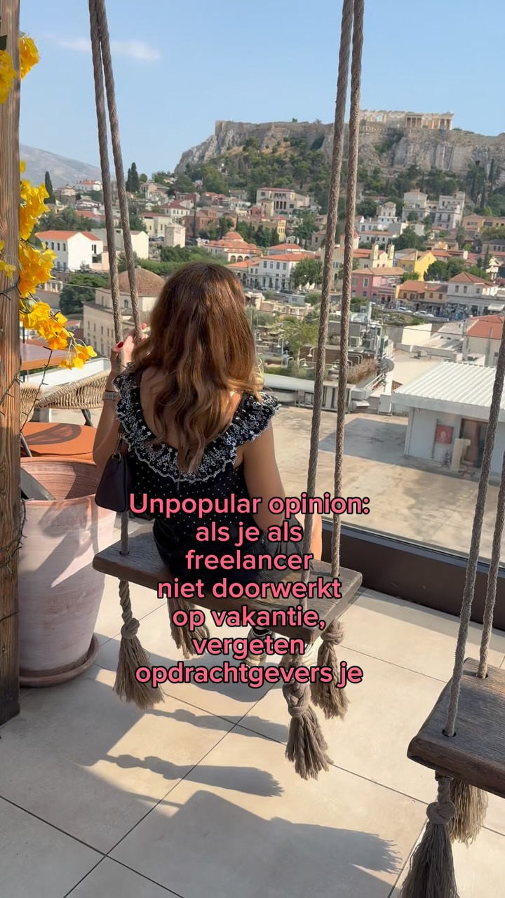 Regelmatig hoor ik van freelance journalisten dat ze nauwelijks vrij nemen. En als ze toch op vakantie gaan dat ze dan ‘gewoon’ doorwerken

Ik snap het, want ik had eerst ook de angst dat als ik niet zou doorwerken, opdrachtgevers mij zouden vergeten

En weet je: waarschijnlijk wás dat ook zo! 

Want dat was precies hoe ik mijn bedrijf had ingericht. Ik denk zelfs dat je als beginner soms ook niet te moeilijk hierover moet doen 

Ik vond het eerst ook niet supererg, ik vond het al fantastisch dat ik de vrijheid had om te werken aan het zwembad 

Tot ik 2 jaar geleden in Zuid-Afrika was, @joost000 in dat zwembad lag en ik lonkend naar het verfrissende water keek, maar ja, ik moest dat artikel nog af tikken

Vanaf toen dacht ik: ik wil dit niet meer. Ik wil gewoon zeker weten dat het allemaal wel goed komt. En tegelijkertijd de rust om écht vrij te kunnen zijn 

Precies daarom werk ik in mijn nieuwe groepsprogramma voor ervaren freelance journalisten eraan dat je vaker gevraagd gaat worden voor stukken. Zodat je weet dat het allemaal wel lekker blijft doorstromen 

En dat kan, als je 1) een goede relatie hebt met opdrachtgevers. En 2) als ze duidelijk weten waar jij voor staat als journalist, zodat ze uit zichzelf aan jou denken 💁🏽‍♀️

Als je al ervaring hebt, is dit waar je aan kunt gaan werken en wat het verschil gaat maken tussen altijd aan het werk zijn en vakanties zonder laptop 

Er is nog 1 plekje in deze Magazine mastermind (maximaal 8). En ik heb een strenge selectie. Dm me voor meer info of een quickscan om te kijken of je een match bent