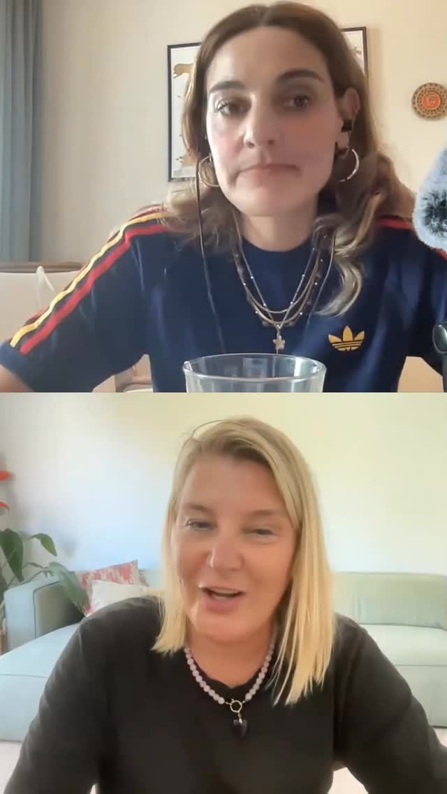 Toen ik @annemarie_maalderink voor het eerst sprak, zat ze er een beetje doorheen. Ze was net begonnen als freelancer, haar belangrijkste opdrachtgever viel weg, al haar spaargeld zat in het huis dat ze kort daarvoor had gekocht en oja, ze woont alleen met haar zoontje in Portugal. 

“Ik dacht echt: dit komt nooit meer goed,” vertelt ze in mijn podcast Off the Record. Toch besloot ze door te gaan. En met succes! 😍

👉 Reageer met ‘Annemarie’ en ik DM je de link naar de aflevering

We praten over haar leven en werk in Portugal, het combineren van freelancen met het bewust alleenstaand moederschap en haar deelname aan de Pitchclub.

Ook vertelt Annemarie hoe ze een heel persoonlijk verhaal verkocht aan Ouders van Nu, waarom haar eerste ja zowel euforisch als doodeng voelde en wat haar hielp om van onzekerheid naar meer vertrouwen, betere pitches en terugkerende opdrachtgevers te groeien.

Hele aflevering horen? Als je reageert met ‘Annemarie’ stuur ik je de Spotifylink in DM 💃