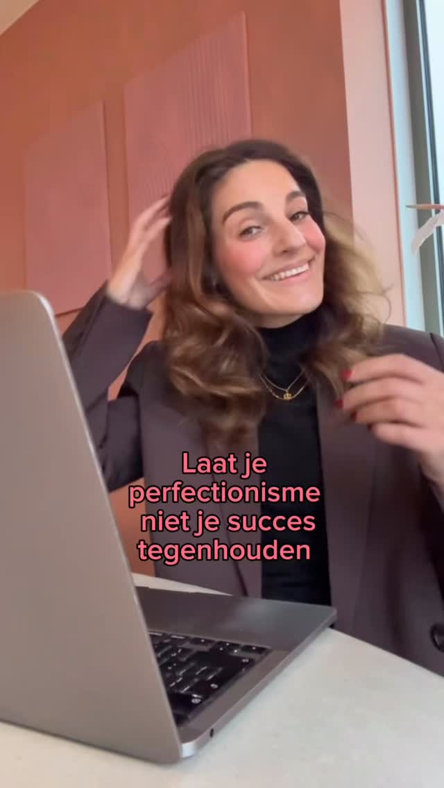 Wie denk je dat de leukste schrijfklussen voor magazines heeft? 

De freelancer die denkt dat ze eerst nog meer moet leren, meer ervaring op moet doen, zich tegen laat houden door door alles wat er óók is in haar leven.
Vakanties, verhuizingen, verbouwingen, v... verjaardagen (ik wilde nog iets met een V)

Of de freelancer die weet dat ze beter mag worden in pitchen en alles implementeert?

Ook al weet ze niet álles. Ook al heeft ze nog geen bakken aan ervaring (zometeen wel 😎) 
Ook al heeft ze ook nog een leven (hopelijk hebben we dat allemaal) 

Dit is precies waarom de Pitchclub niet puur een online cursus is. Je kunt eindeloos cursussen blijven kijken en nooit in actie komen 

Ja, ik geef je alle kennis, checklist, shortcuts die je nodig hebt. Maar ik help je vooral om in actie te komen. En je niet meer tegen te laten houden door die stem die zegt dat het nog niet het juiste moment is 

Donderdag gaan de deuren open. DM me als je alvast meer info wil (wachtlijst = cadeaus 😍)