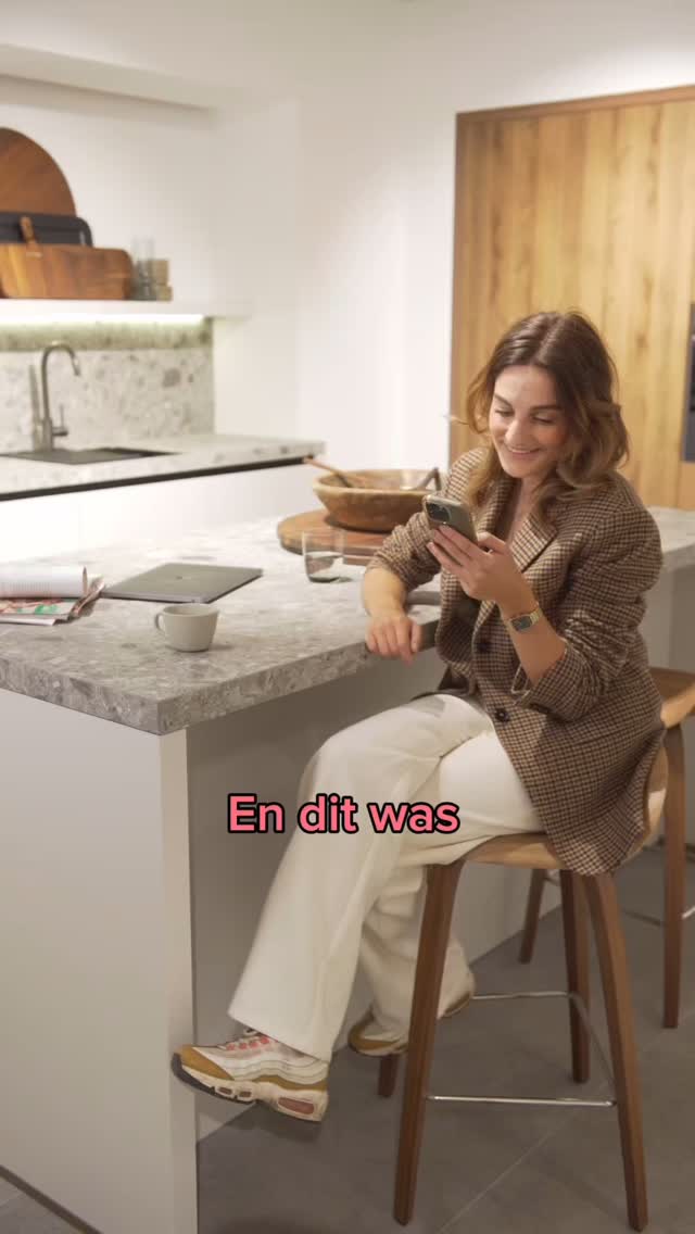 De onderhandelblunder waardoor ik voor het eerst wist wat ik waard was

Zij: “Gezien je leeftijd en ervaring krijg je €200.”

Ik: “Ja, is goed.”

Want dat was precies het bedrag dat ik in mijn hoofd had en ik had zweethanden en vond het superongemakkelijk om over geld te praten 

Maar toen begon ze te verantwoorden waarom

Later vroeg ze er nog 2x naar! Of dit écht mijn tarief was?

En ergens in mijn achterhoofd ging er iets knagen

In aflevering 92 van Off the Record heb ik het over mijn ongemakkelijke, eerste geldgesprek als freelancer. En wat ik daarvan geleerd heb 👀

🎧 Luister in je podcastapp, of reageer even met podcastlink, dan DM ik je