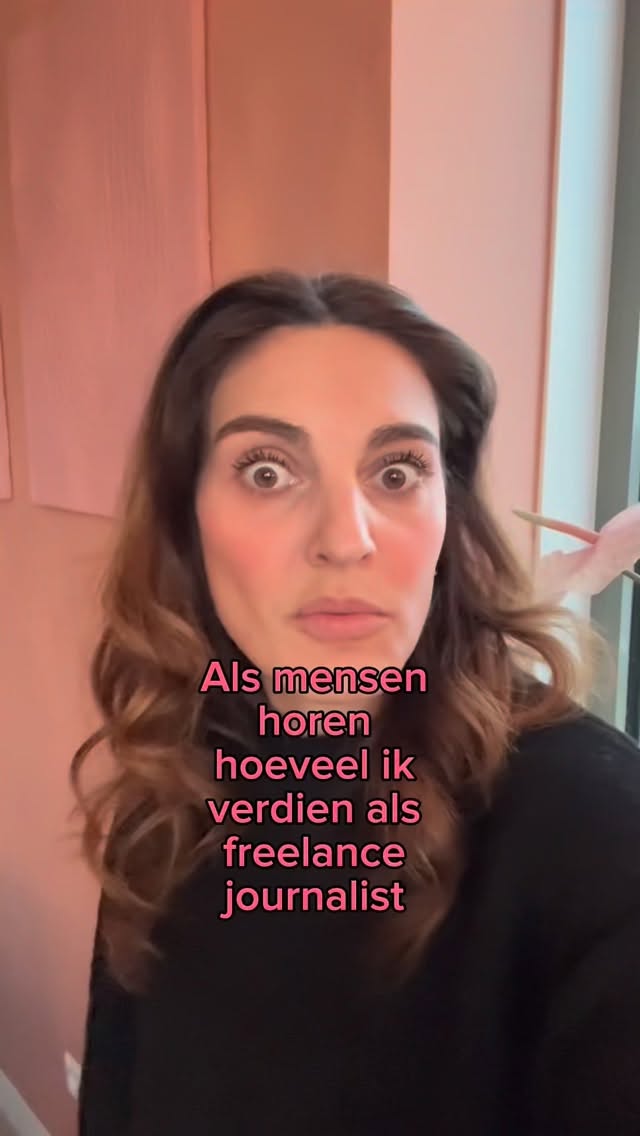 Als freelance journalist kun je nou eenmaal niet goed verdienen. De tarieven zijn laag en het is moeilijk om genoeg werk te vinden en ‘er tussen te komen’

Dat is wat ik lange tijd dacht. En ook wat veel mensen denken die ik spreek. Dat merk ik alleen aan hoe ze reageren als ik mijn omzet deel 

‘Dan werk je vast heel veel’
‘Dan schrijf je vast heel veel commerciële teksten’
‘Je verdient vast het meeste met coaching’ 

Allemaal aardig bedoeld (en soms ook niet 🤣). Maar nee, je kunt dus wél goed verdienen als freelance journalist. 

Niet door jezelf over de kop te werken. Wel door slimmer te werken en jezelf te zien als ondernemer 😏

Meer over weten? Dinsdag 20 januari geef ik een gratis online masterclass hierover. Reageer in de comments met ‘meerverdienen’ en ik DM je hoe je erbij kunt zijn 💃🏽