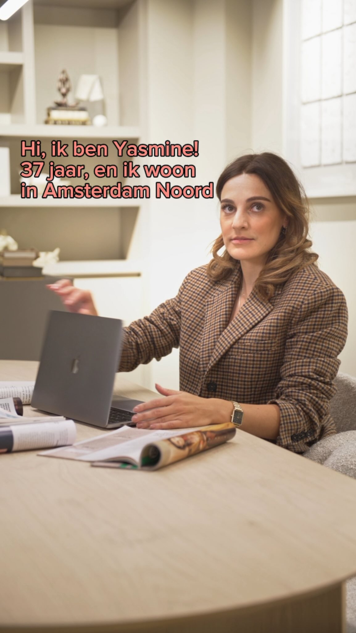 Hi! 🙋🏽‍♀️ Ik ben Yasmine! Ik dacht, laat ik mezelf weer even voorstellen:

Opgegroeid in een klein dorpje tussen Zwolle en Meppel (Zwartsluis, maar niemand kent dat). Inmiddels woon ik al 14 jaar in Amsterdam met @joost000 en kat Suzie 😻.

Ik werk als freelance journalist en ik ben business coach voor freelance journalisten. 

Verder houd ik van:
-  lezen en uit eten gaan (ik zit in een heel gezellige boekenclub waarin we die twee dingen combineren 💛🍝🍷)
- kerstmarkten (waarom zijn die er niet het hele jaar?)
- kaas (ben niet zo’n zoetekauw)
- reizen (liefst met alleen handbagage)
- hardlopen (vorig jaar liep ik voor het eerst een marathon en ik twijfel om het dit jaar weer te doen)

En heb ik een hekel aan fietsen (wat ik toch best vaak doe, want ik heb al zo’n 15 jaar geen auto meer gereden). 

Jarenlang droomde ik van meer vrijheid en flexibiliteit. En van mijn artikelen teruglezen in magazines. Toch wilde ik niet gaan freelancen als journalist, want ik houd ook best van zekerheid en ik was bang dat ik niet kon rondkomen. Inmiddels snap ik dat freelancen helemaal niet synoniem is aan onzekerheid. En dat je juist veel méér kunt verdienen als freelancer dan in loondienst 🤯

Nu heb ik als missie anderen te helpen met freelancen. Het geld is (natuurlijk) geweldig, maar waarschijnlijk vind je het minstens zo belangrijk om zelf je tijd te kunnen indelen, te kunnen schrijven voor je favoriete tijdschriften, over onderwerpen die jij leuk en belangrijk vindt. Dat gun ik iedereen

Ook een vraag aan jou:

Wat zijn jouw freelance-dromen? 

Liefs 🥰