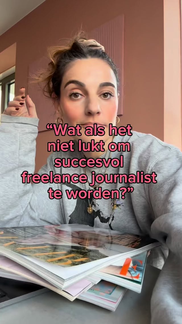 Ik kende niemand in de media. Ik groeide op in een dorpje in Overijssel, ver weg van de uitgeverijen en mediabedrijven

Als ik met mijn moeder in de plaatselijke C1000 was (de enige supermarkt in het dorp), stond ik altijd dromerig bij de tijdschriften. Ik bladerde, spiekte in het colofon, las coverteksten, fantaseerde over wie die stukken had geschreven. Dat wilde ik ook.

Mijn eerste kans: stukjes schrijven voor het huis-aan-huis blaadje over Stichting Welzijn Ouderen. Inderdaad, ik schreef dan over het senioren computercafé, een jeu de boules middag (dat was toen nog niet hip) en over het oppimpen van rollators (het woord ‘oppimpen’ was toen nog wel hip).

Nu schrijf ik voor bekende magazines én help ik andere freelance journalisten om daar ook tussen te komen.

Waarom ik dit vertel? Omdat je, ongeacht waar je nu ook staat, echt waar je dromen kan bereiken.

En omdat ik alles wat ik heb geleerd over schrijven voor (online) magazines binnenkort met jou ga delen… 💃🏽