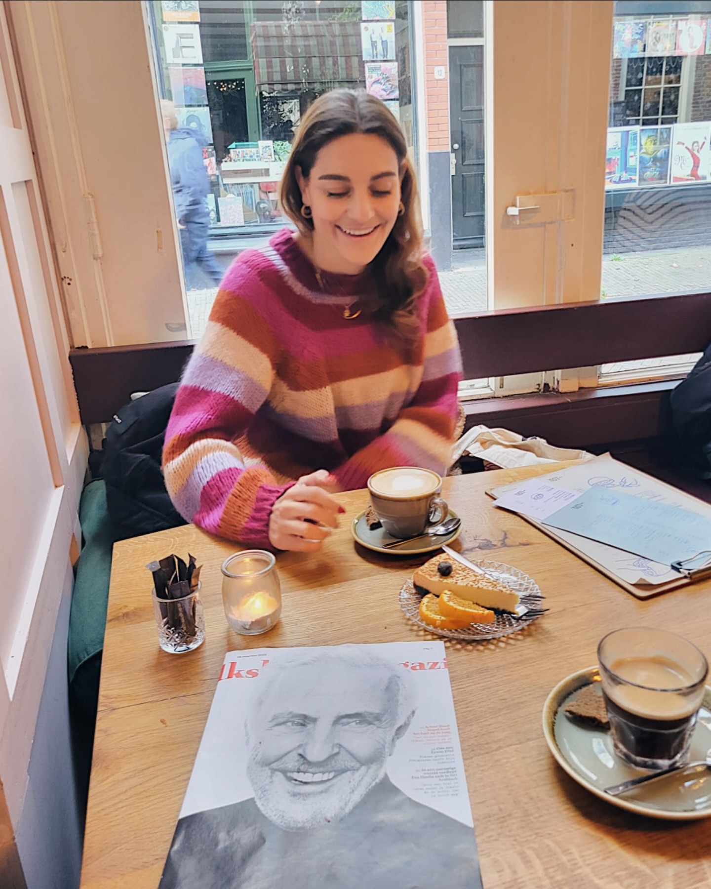 Ik moest het slechte nieuws vertellen

“Waar vind ik bureaudiensten? Zo’n vaste dag op een redactie. Dat lijkt me wel een fijne manier om een stabiel inkomen op te bouwen als freelance journalist” 

Maar bureaudiensten zijn grotendeels verdwenen

Lange tijd dacht ik ook: dit soort klussen zijn ideaal voor financiële stabiliteit. Maar inmiddels doe ik het alweer driekwart jaar zonder en wordt er nog steeds elke maand net zo veel op mijn bankrekening gestort 

Je wil als freelancer niet steeds opnieuw stressen over opdrachten. Of het gevoel hebben dat je elke maand weer nieuwe klussen moet vinden

Waar je zelf waarschijnlijk ook al aan had gedacht: een rubriek schrijven. Maar er zijn nog (minstens) 3 andere dingen die je kunt doen waardoor freelancen eigenlijk nooit meer onzeker voelt

Op een gegeven moment merk je namelijk dat freelancen niet meer alleen gaat over de volgende opdracht vinden, maar over hoe je ervoor zorgt dat het werk naar jou toe komt

Ik heb er een nieuwe podcastaflevering over opgenomen. Over hoe je stabiliteit opbouwt als freelancer, zónder bureaudiensten dus 
👉Reageer met ‘podcast132’ en ik DM zie de link 

En ook benieuwd hoe jij dit ervaart!