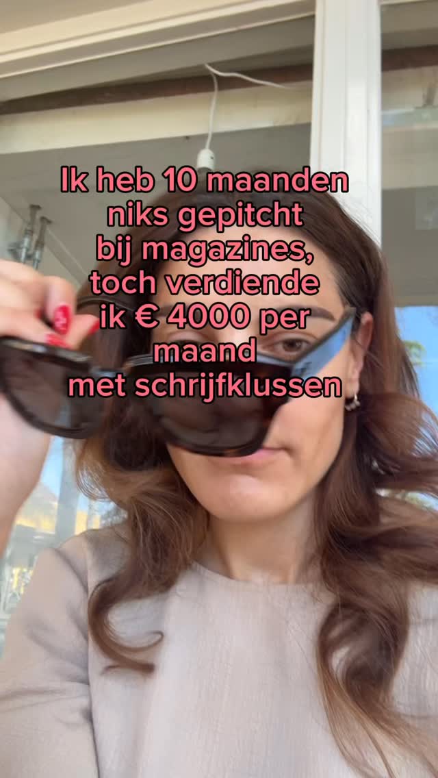 “Hoevaak pitch je zelf eigenlijk nog bij magazine-redacties?”

Ik schaamde me de laatste tijd een beetje voor die vraag, want: eigenlijk heel weinig

Vorig jaar heb ik zelfs de eerste 10 maanden van het jaar géén pitches verstuurd 

Toch bleef het lekker doorstromen 💃🏽

Ik verdiende in die tijd gemiddeld meer dan 4000 euro met schrijven voor magazine 
(meer hoefde ik ook niet, omdat ik ook omzet haal uit mijn coaching bedrijf, maar daar gaat het nu niet om)

Natuurlijk heb ik wel dingen gedaan om ervoor te zorgen dat redacties mij uit zichzelf weten te vinden, dat ze míj benaderen in plaats van ik hen alleen maar

Wil je weten hoe je dit voor elkaar krijgt? Ik geef er binnenkort een gratis masterclass over. Reageer met ‘gevraagdworden’ (1 woord) en ik DM je de link

Ps. Dit is voor jou als je al een keer bent gepubliceerd en nu voelt: ik wil minder afhankelijk zijn van pitchen