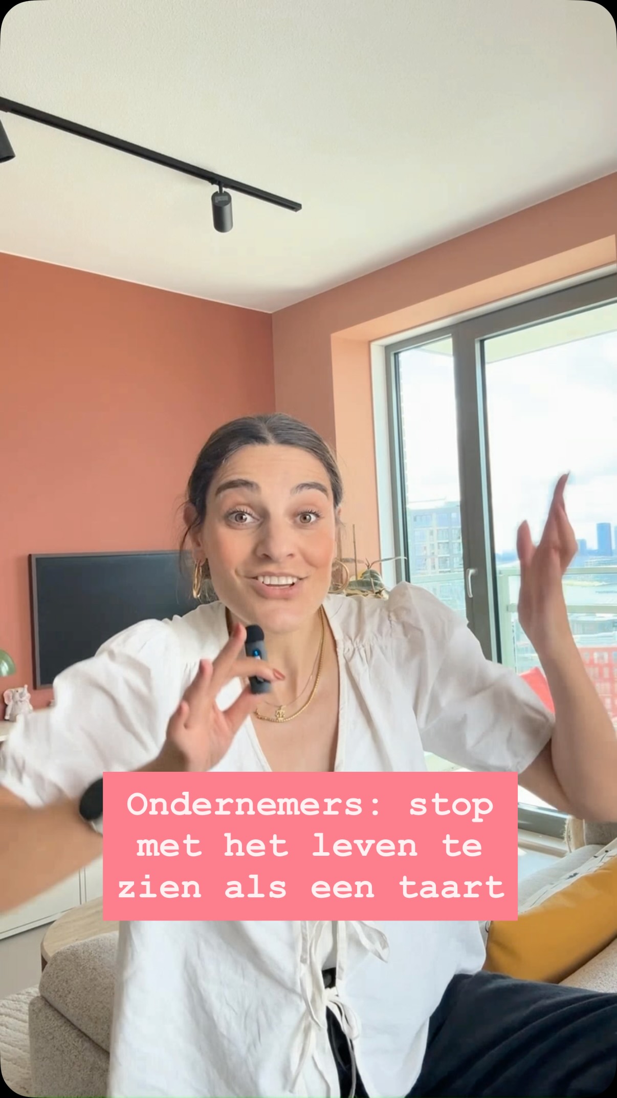 Ik geloof niet in concurrentie, maar in genoeg succes voor iedereen 

Dat was niet altijd zo. Vroeger kon ik best chagrijnig worden als ik las over jonge succesvolle vrouwen. Ik vond het vooral frustrerend en confronterend, omdat ik door hun succes zag wat ik allemaal níet had bereikt. 

Tot ik las over de overvloedmentaliteit. Volgens leiderschapsgoeroe Stephen Covey hebben de meeste mensen een schaarstementaliteit. Ze denken dat er in het leven maar één koek te verdelen is en als iemand een groot stuk neemt, iemand anders automatisch een kleiner stuk krijgt. Door die mentaliteit ontstaat al snel het gevoel dat wanneer het de ander voor de wind gaat, henzelf iets wordt ontnomen. 

Wie daarentegen denkt vanuit een overvloedmentaliteit, weet dat er genoeg is voor iedereen

Voor mij was dit echt een eye-opener toen ik dit las: er is genoeg succes voor iedereen

De belangrijkste mensen in je netwerk zijn andere freelancers en ondernemers

Dus gun andere freelancers een klus. En het leuke: dan werkt het andersom ook 💁🏽‍♀️
