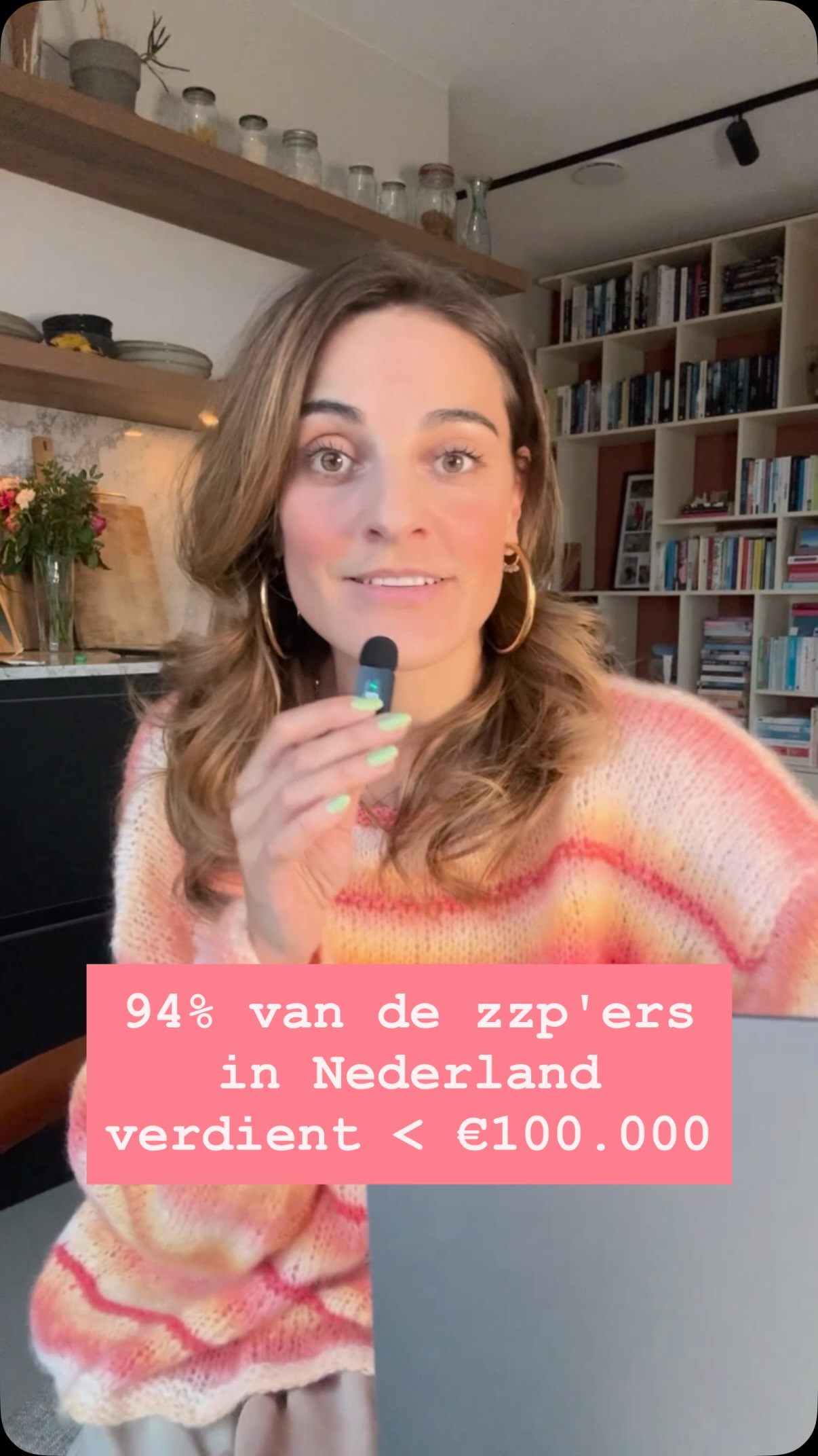 6x dingen waardoor ik wel een ton omzet met wat ik het liefste doe

En dat is precies wat ik andere creatieve freelancers en ondernemers ook gun. Want je kunt nog zo goed zijn in je vak. Dat betekent niet automatisch dat je er ook goed van kan leven 

Ik heb mezelf een missie gesteld om meer creatieve vrouwen te helpen te verdienen wat ze waard zijn. Daar ga ik de komende tijd nog veel meer over delen, dus stay tuned!